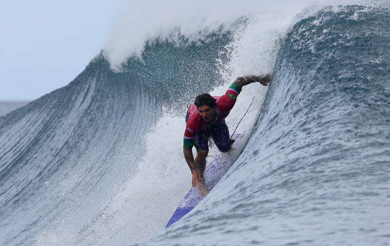 Medina reencontra rival que debochou de eliminação, faz maior nota dos Jogos e vai às quartas do surfe