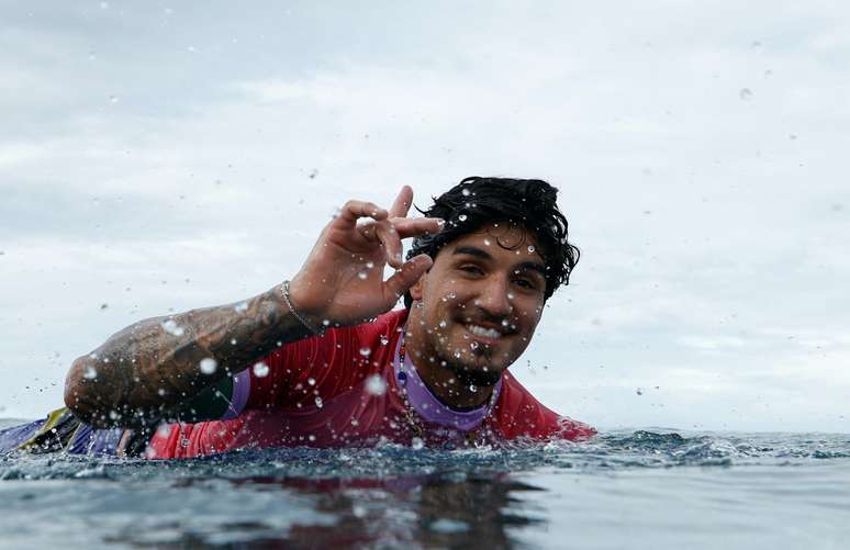 Gabriel Medina arranca onda perfeita e garante classificação às quartas do surfe nos Jogos de Paris