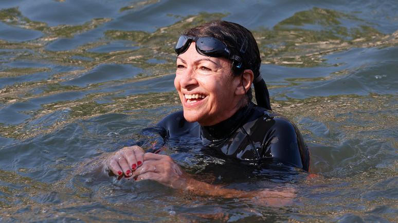 Prefeita de Paris, Anne Hidalgo, nadou no Rio Sena para provar pureza da água antes da Olimpíada.