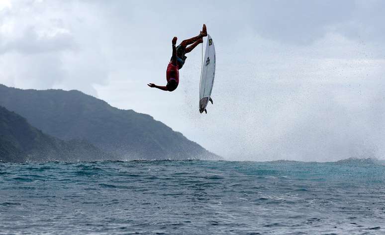 João Chianca vence marroquino de virada e avança às quartas do surfe