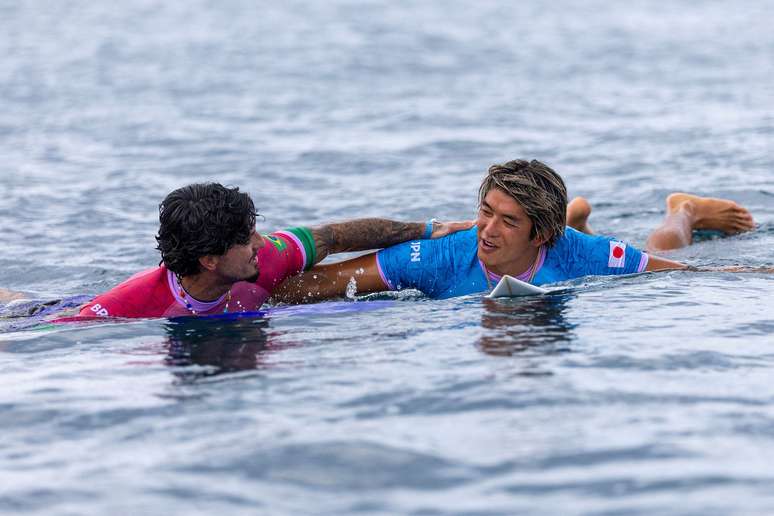 Gabriel Medina vence Kanoa Igarashi nas oitavas do surfe olímpico