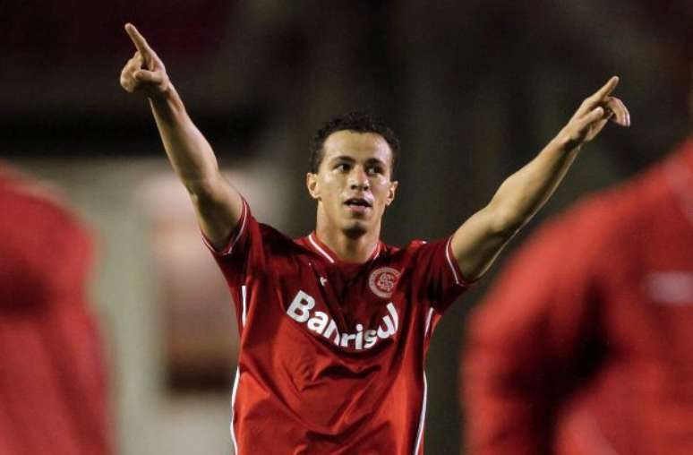 Leandro Damião celebra gol em sua segunda passagem pelo Internacional –