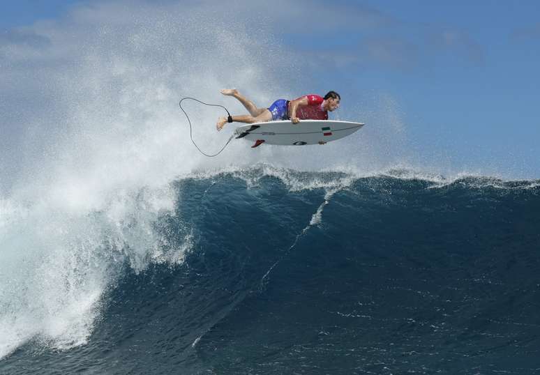 Leonardo Fioravanti em Teahupo'o no surfe. 