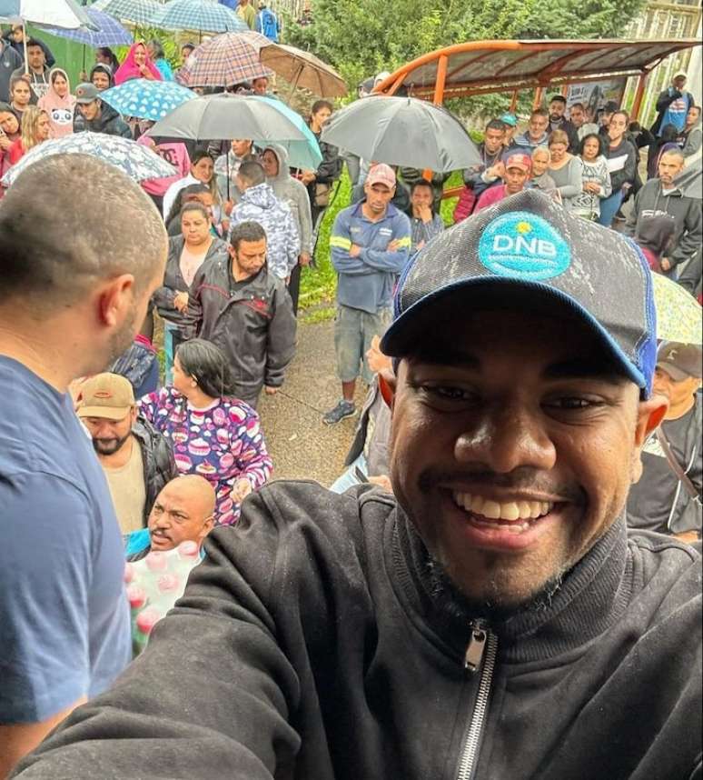 Davi Brito no RS: sorriso em selfies gerou cr&iacute;ticas e custou seguidores para campe&atilde;o da edi&ccedil;&atilde;o deste ano