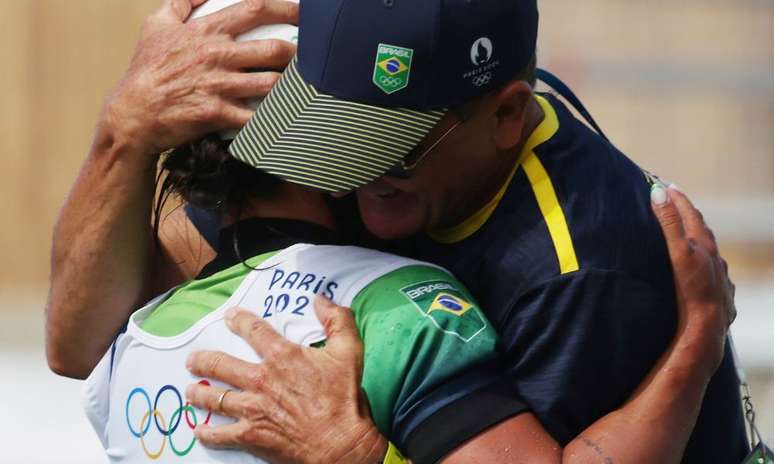 Ana Sátila consolado pelo técnico Ettore Ivandi (Luiza Moraes/COB)