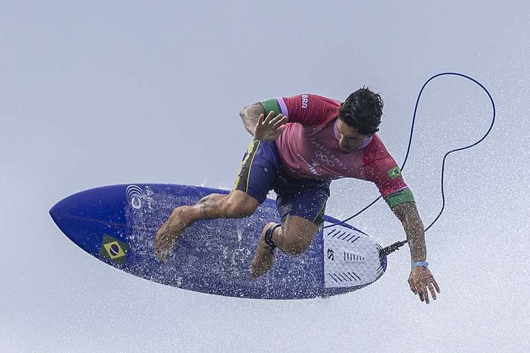 Gabriel Medina voa em Teahupoo. 