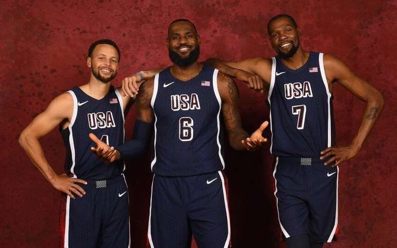 Stephen Curry, LeBron James e Kevin Durant da dir. para a esq. em foto pelos Estados Unidos