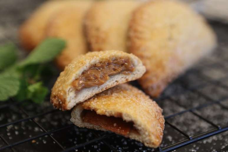 Pastel de forno com doce de leite e banana