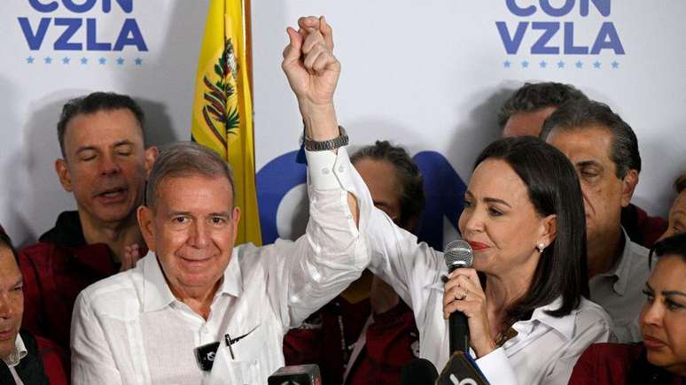 Os opositores Edmundo González e María Corina Machado declararam-se vencedores da eleição presidencial