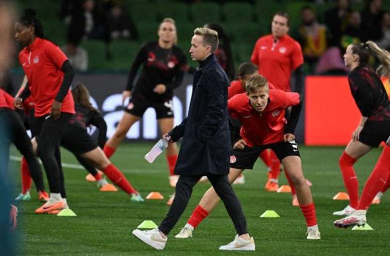 Bev Priestman observa o treino da seleção feminina do Canadá –