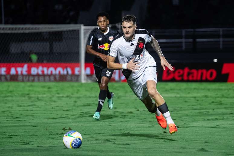 Atacante Pablo Vegetti em lance de Bragantino x Vasco - 17/04 - Campeonato Brasileiro