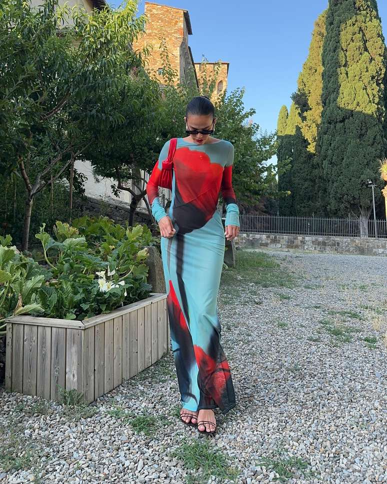 Bruna Marquezine posa para mostrar look