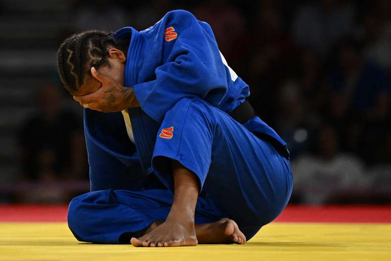 Rafaela Silva chora após derrota na disputa pelo bronze