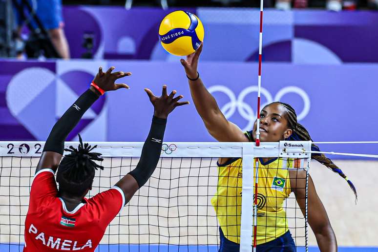 Brasil entra em quadra contra o Japão pelo vôlei feminino 