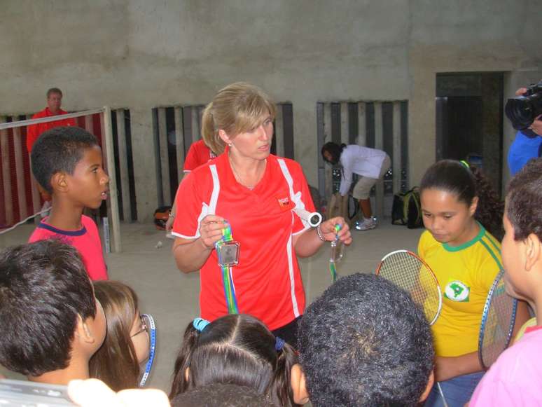 A atleta olímpica canadense Charmaine Reid visitando o projeto social Miratus, na Chacrinha, RJ.