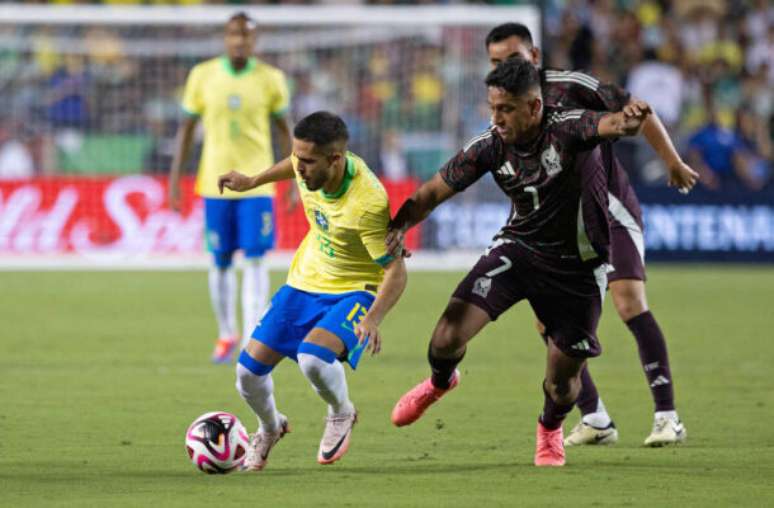 Yan Couto em ação com a camisa da Seleção Brasileira –