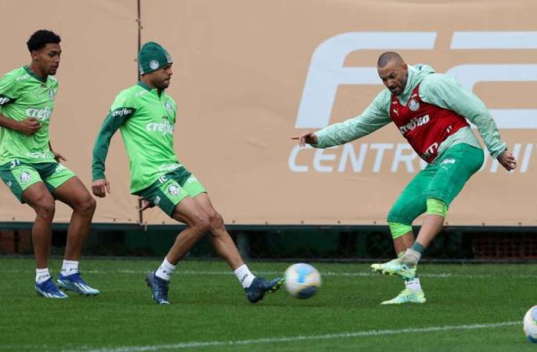 Mayke disputa bola com Wewerton em treino nesta terça-feira no Palmeiras –