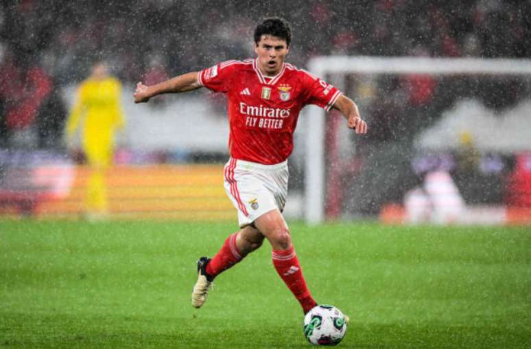 João Neves em ação com a camisa do Benfica, de Portugal –