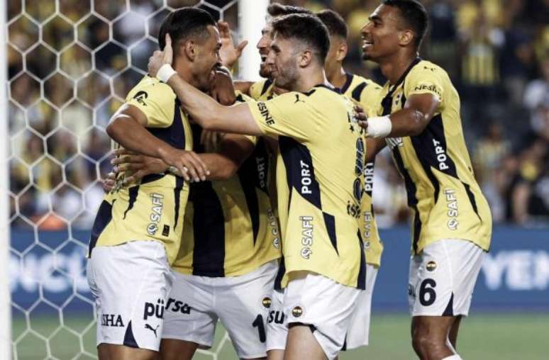 Sebastian Szymanski comemora o gol marcado com a camisa do Fenerbahçe –