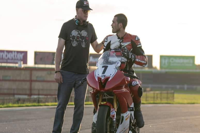 Em &ldquo;Manobra Arriscada&rdquo;, um ex-soldado persegue seu sonho de pilotar motocicletas com a ajuda de um inesperado aliado 