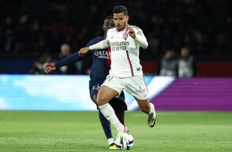 Henrique em ação com a camisa do Lyon antes de ficar livre no mercado –