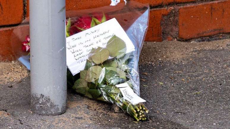 Vizinhos do local deixaram homenagens &agrave;s v&iacute;timas