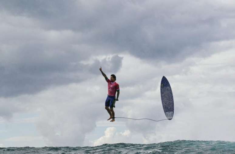 Gabriel Medina celebre a nota 9,9. Ele queria 10, mas esta nota é a maior da história do surfe olímpico –