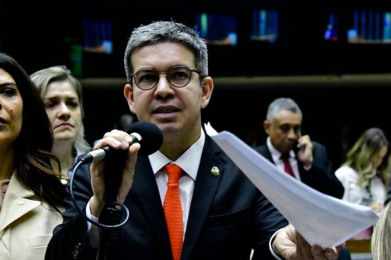 Randolfe Rodrigues (PT-AP) em sessão conjunta do Congresso; senador divergiu de posicionamento oficial do partido sobre eleição na Venezuela