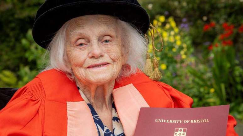 Rosemary Fowler com seu título de doutorado honorário da Universidade de Bristol