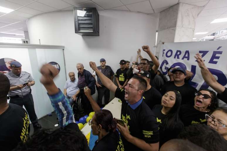 Militantes protestam contra a candidatura de José Luiz Datena na convenção do PSDB no sábado, 27