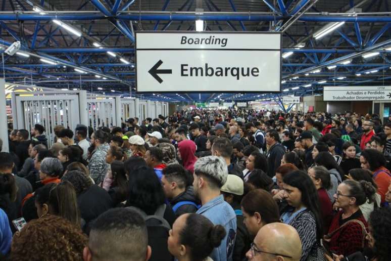 Estação Palmeiras-Barra Funda teve operações afetadas por falha no sistema de freio de um dos trens.