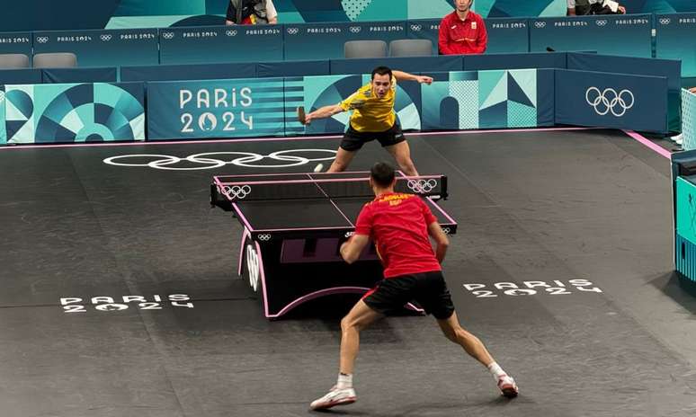 Hugo Calderano enfrenta o espanhol Álvaro Robles pelo torneio de simples do tênis de mesa nos Jogos Olímpicos de Paris-2024