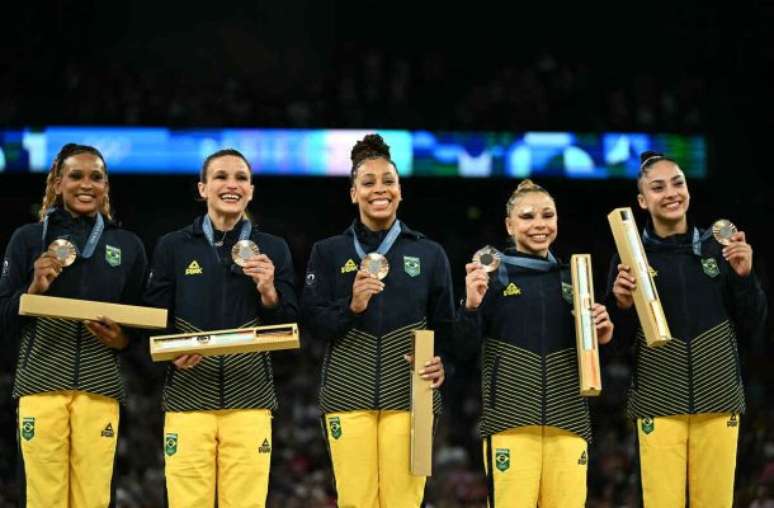 Rebeca, Jade, Lorrane, Flavinha e Julia Soares no pódio com suas medalhas de bronze