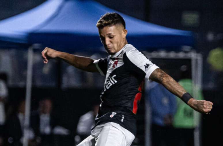 Preservado contra o Grêmio, Adson volta ao time do Vasco –