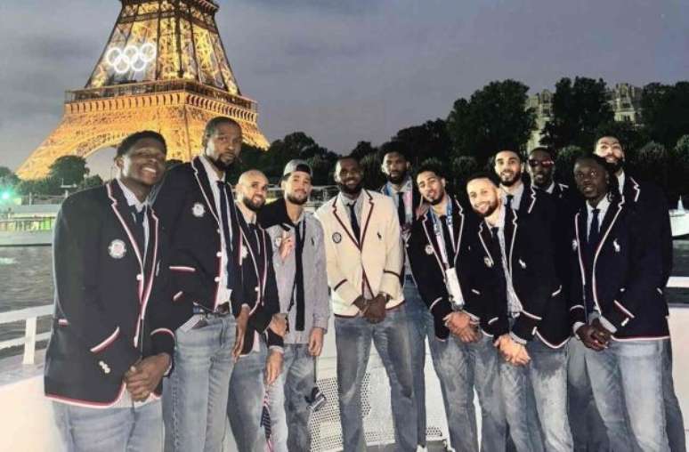 Atletas dos EUA curtem a vista da Torre Eiffel, em Paris –