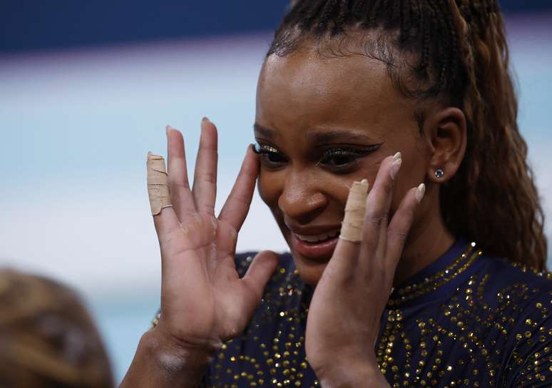 Rebeca Andrade chora após conquista da medalha de bronze na ginástica artística por equipes