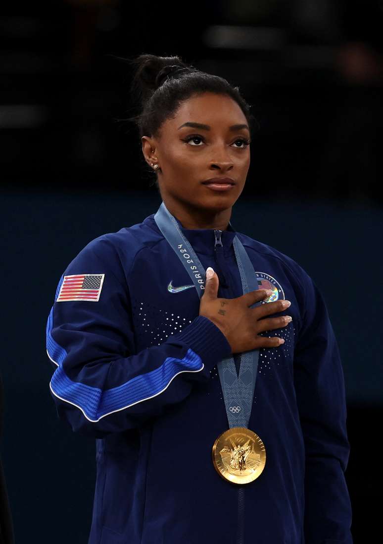 Simone Biles voa sobre próprios desafios e comanda EUA em 'jornada da redenção' por ouro na ginástica