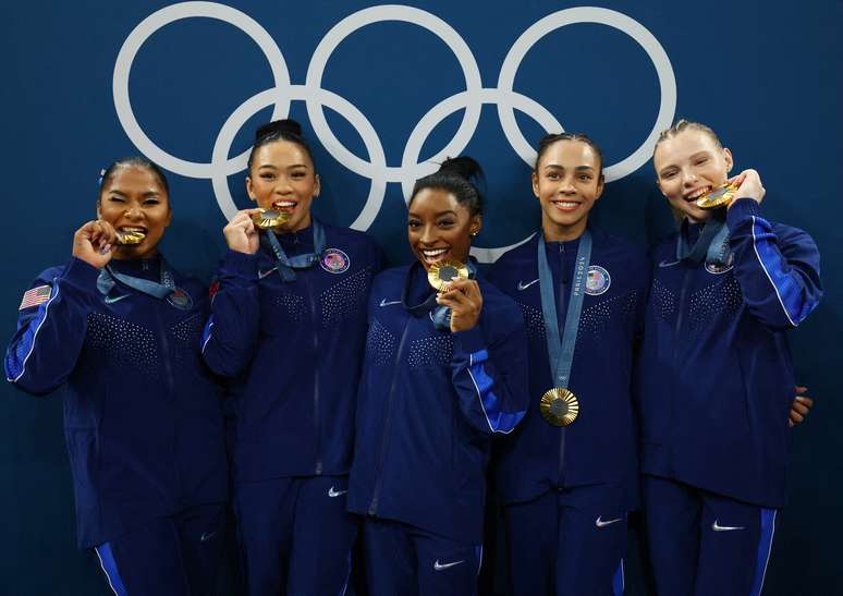 Simone Biles voa sobre próprios desafios e comanda EUA em 'jornada da redenção' por ouro na ginástica