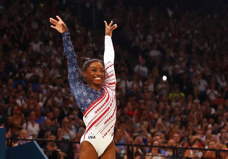 Simone Biles voa sobre próprios desafios e comanda EUA em 'jornada da redenção' por ouro na ginástica