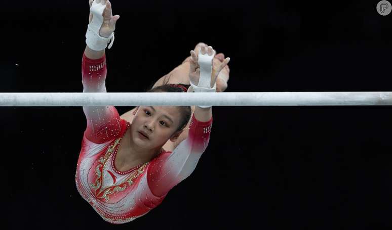 Nota da chinesa foi ROUBADA nas barras assimétricas? Entenda o desconto sofrido por bater o pé na barra na final por equipes a ginástica artística .