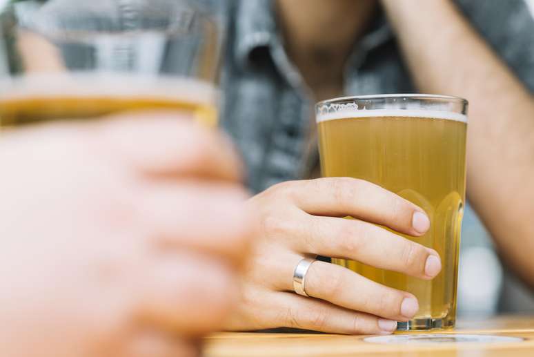 Confira dúvidas comuns sobre a cerveja, esclarecidas por uma nutricionista