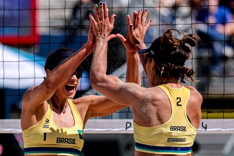 Bárbara e Carol vencem Lituânia e avançam às oitavas do vôlei de praia 