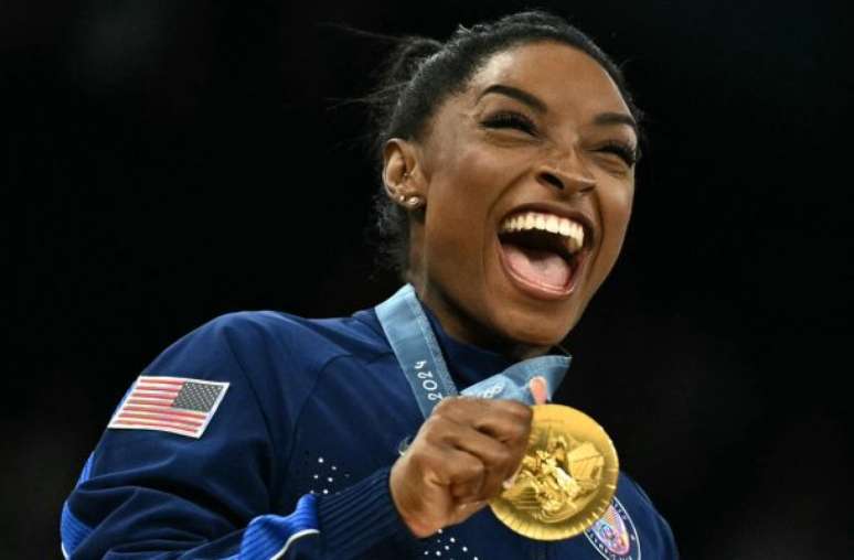 Simone Biles comemora mais um ouro com a equipe de ginástica dos EUA –