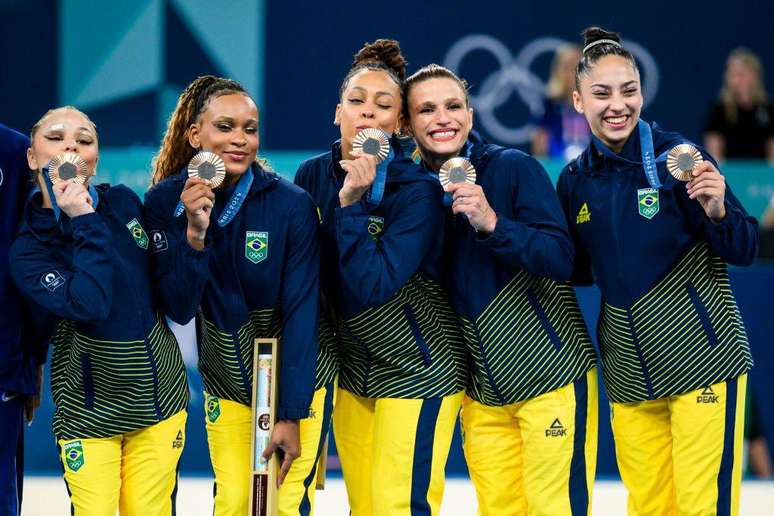 Flávia Saraiva, Rebeca Andrade, Lorrane Oliveira, Jade Barbosa e Julia Soares mostram medalha de bronze conquistada na ginástica artística