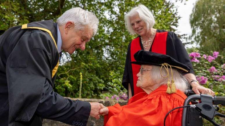 Paul Nurse, reitor da Universidade de Bristol e Nobel de Medicina, foi quem concedeu o reconhecimento a Fowler