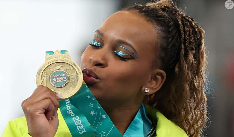 Beleza campeã! 10 fotos provam que Rebeca Andrade merece a medalha de Melhor Maquiagem em várias competições.