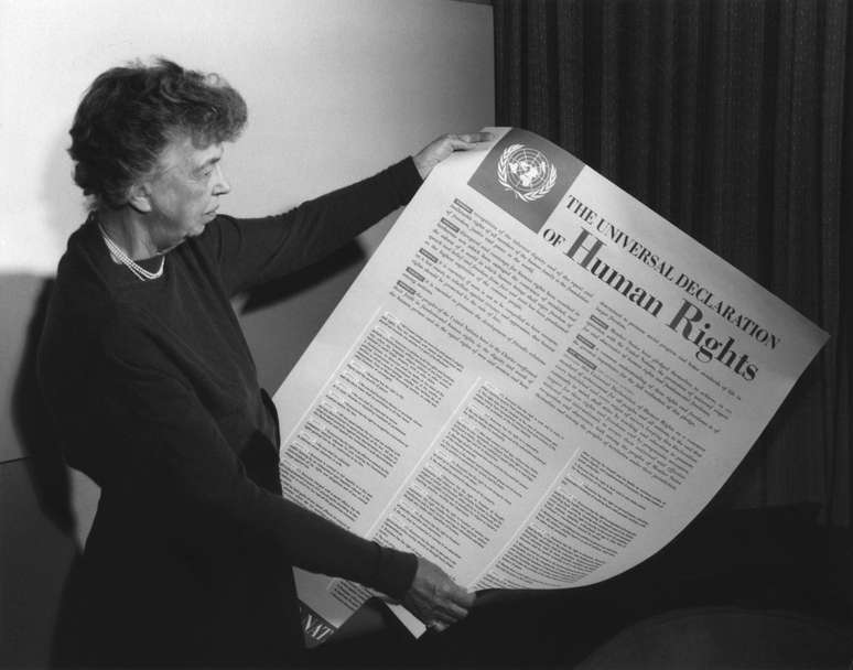 A ex-primeira dama dos EUA, Eleanor Roosevelt, com um pôster da Declaração Universal dos Direitos Humanos