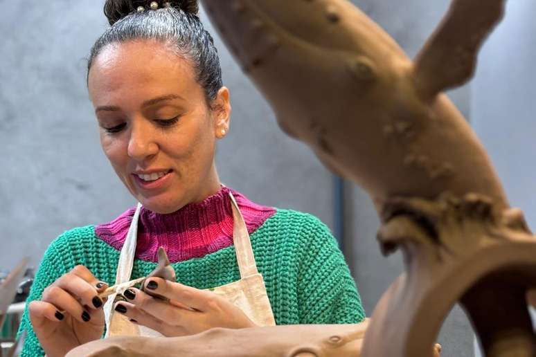 Raquel Salles cria esculturas de baleias para ajudar pessoas a se conectarem com a natureza