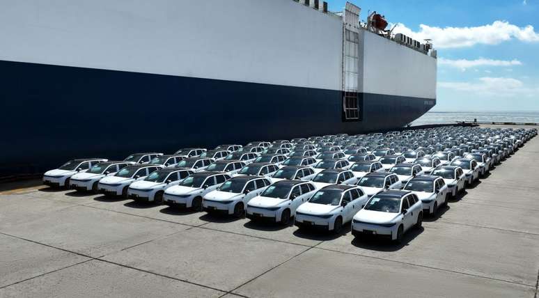 Mais de 150 carros elétricos da Leapmotor, modelos C10 e T03, embarcam em navio chinês rumo à Europa