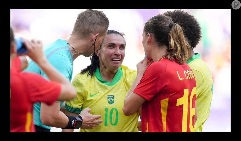 Marta Silva vai aos prantos ao ser expulsa de jogo contra a Espanha nas Olimpíadas de Paris 2024.
